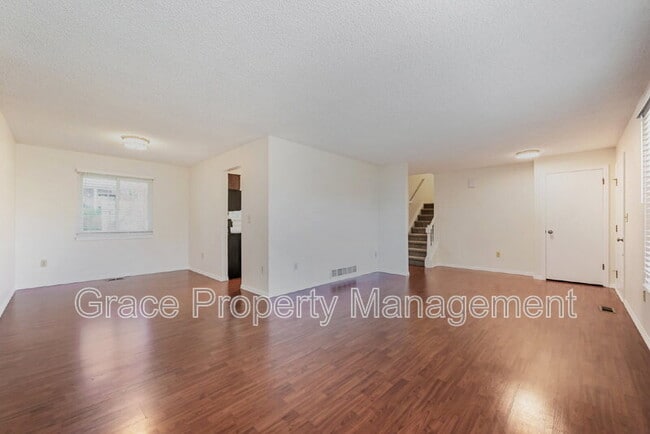 Building Photo - 580 E Kettle Ave