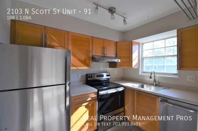 Building Photo - Penthouse Rosslyn Condo! Great Location, W...