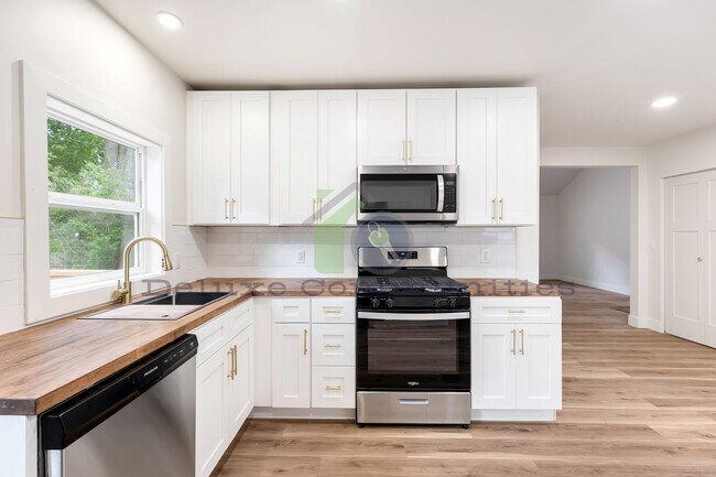 Foto del edificio - STUNNING 2 BEDROOM ON LAKE FRONT!!! Completely Remodeled!!