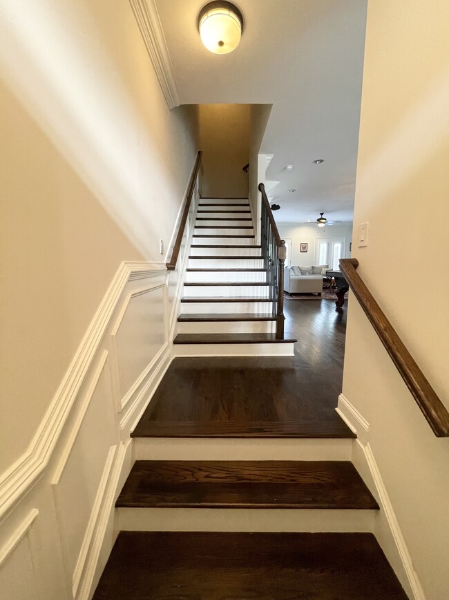 Front stairways to mid-floor - 4697 Pine St SE