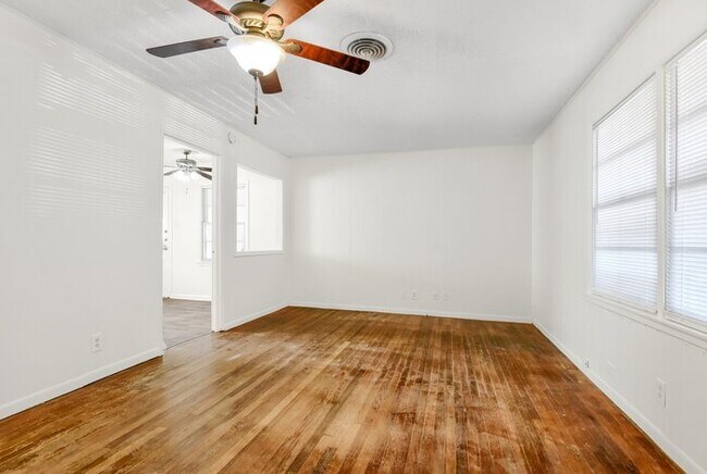 Building Photo - 1112 Redbud Rd
