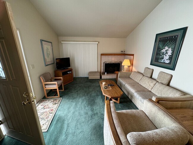 Foto del edificio - 2BR Bedroom 2BA "Split Level Condo and is ...