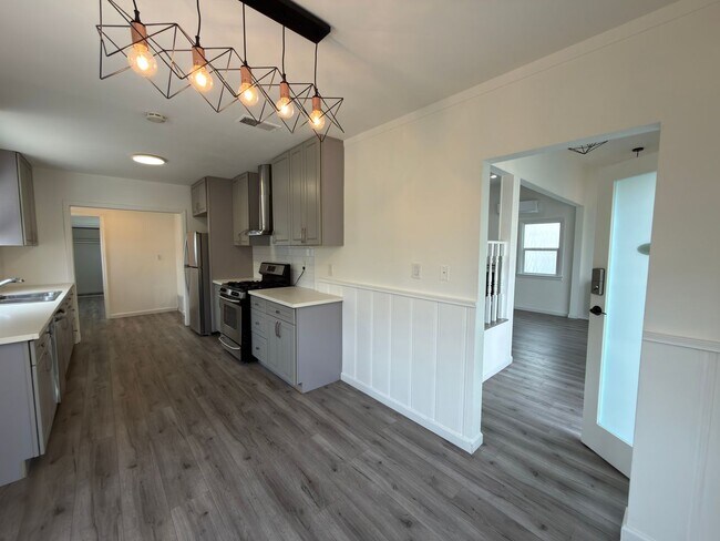 Building Photo - 1110 Mira Mar Ave