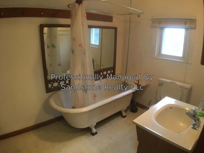 Foto del edificio - Spacious Upstairs Duplex