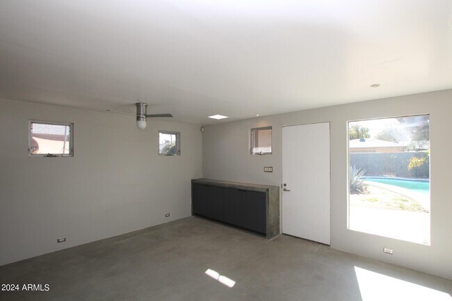 Building Photo - 711 W Wilshire Dr