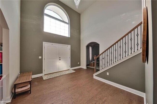 Building Photo - 7 Creek View Ct
