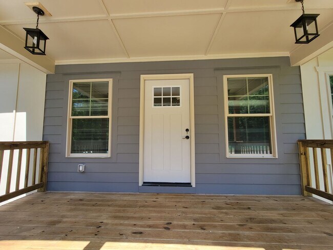 Foto del edificio - Build to Rent 4 Bdrm Lake Access - Luxury flooring -Stainless steel appliance - Covered Porch