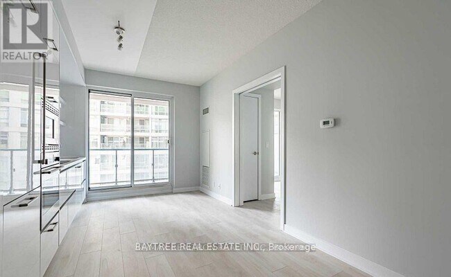 Building Photo - 2221 Yonge St