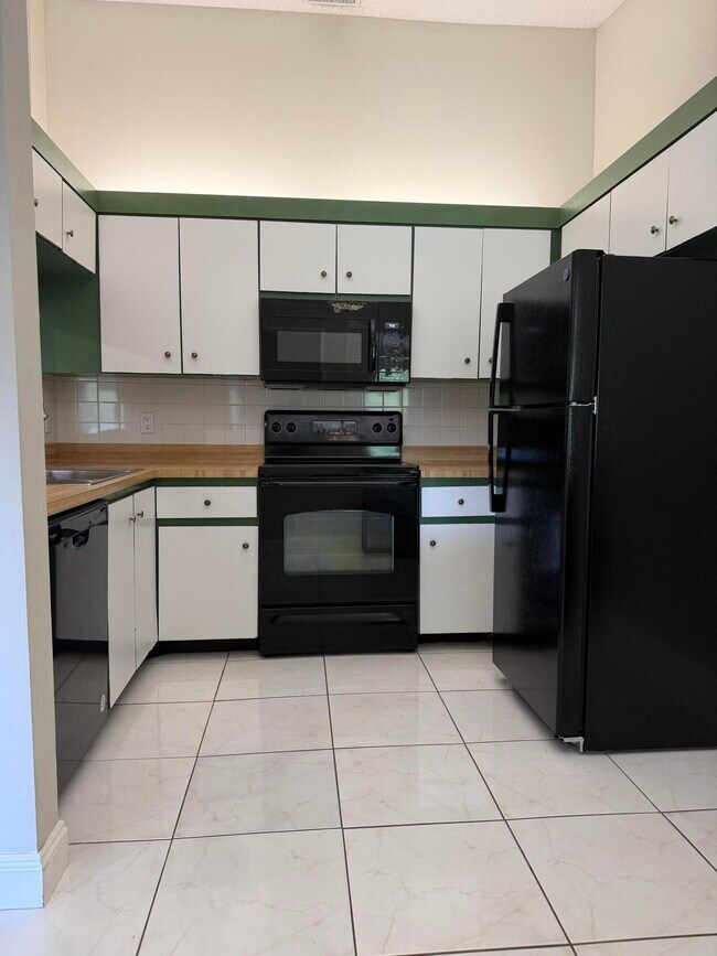 Building Photo - 13811 Oneida Dr