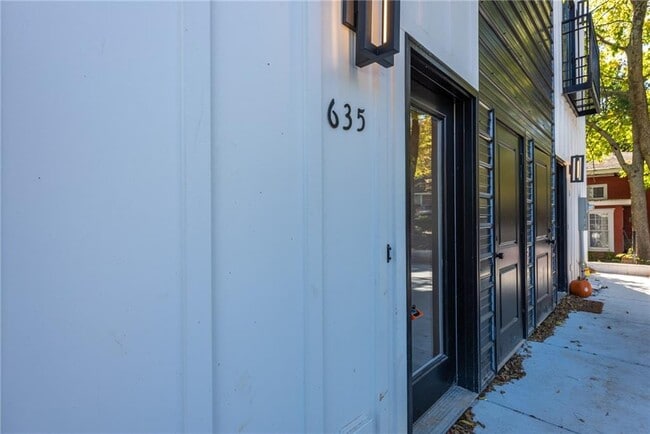 Building Photo - 635 N Leverett Ave