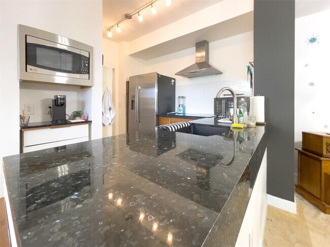 Foto del edificio - 1900 Van Buren St