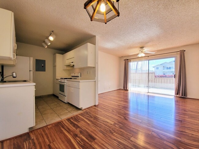 Building Photo - AVAILABLE NOW  | 2 BED, 2 BATH Townhome | ...