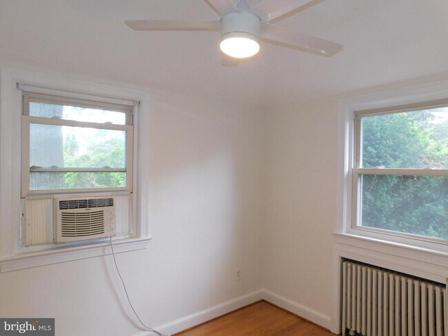 Foto del edificio - 9401 Woodland Dr