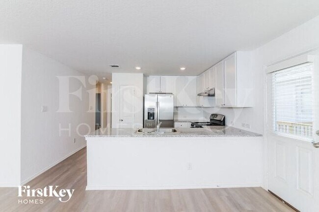 Foto del edificio - 10403 McClintock Dr