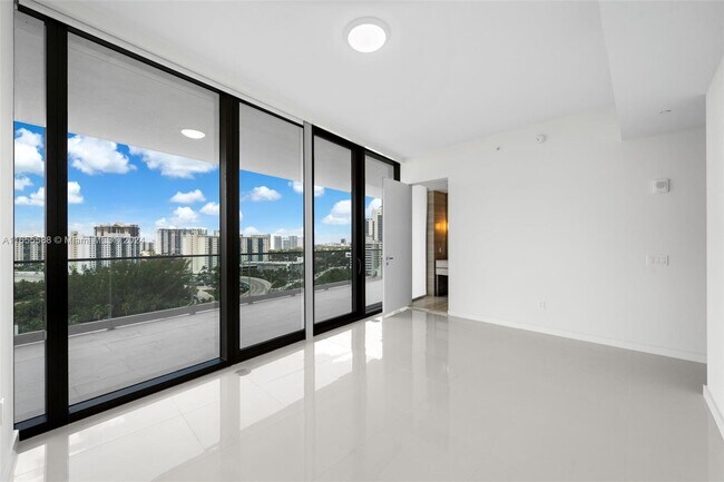 Foto del edificio - 18975 Collins Ave