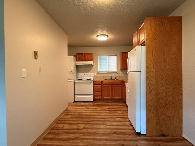 Building Photo - Now renting 2 bedroom Condo upstairs  to v...