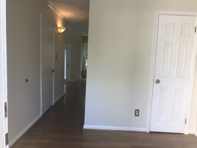 Foto del edificio - SPACIOUS SINGLE FAMILY HOME WITH 2 CAR GAR...