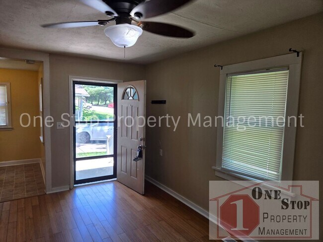 Foto del edificio - Beautiful 1 Bedroom 1 Bathroom Home in Raytown!