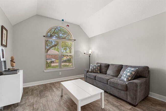 Foto del edificio - 20314 Pomegranate Ln