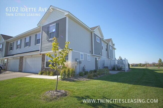 Building Photo - Gorgeous End Unit! Special Fall Pricing!