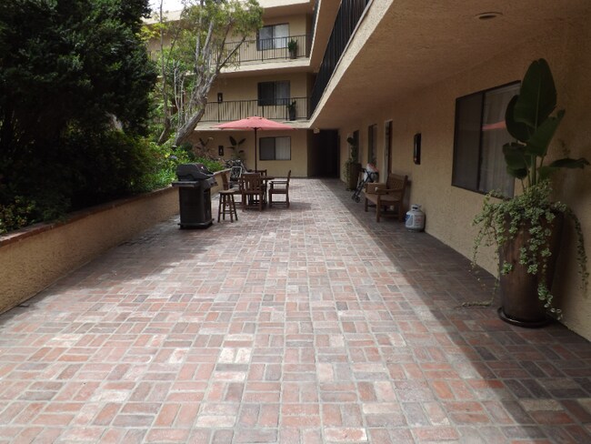 Foto del edificio - 2437 Corinth Ave