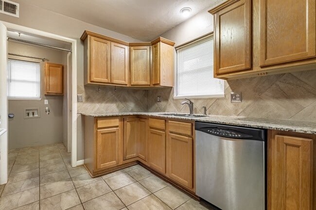 Building Photo - 2108 Henderson Dr