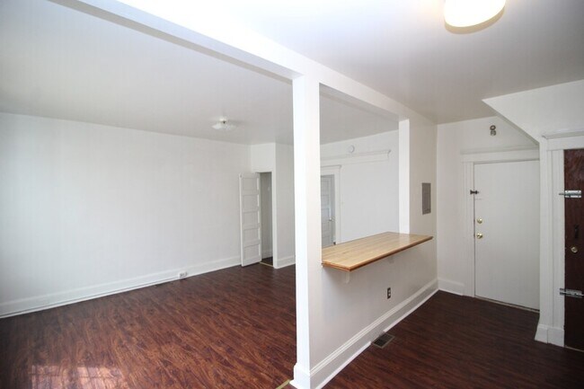 Foto del edificio - 2445 N Calvert St