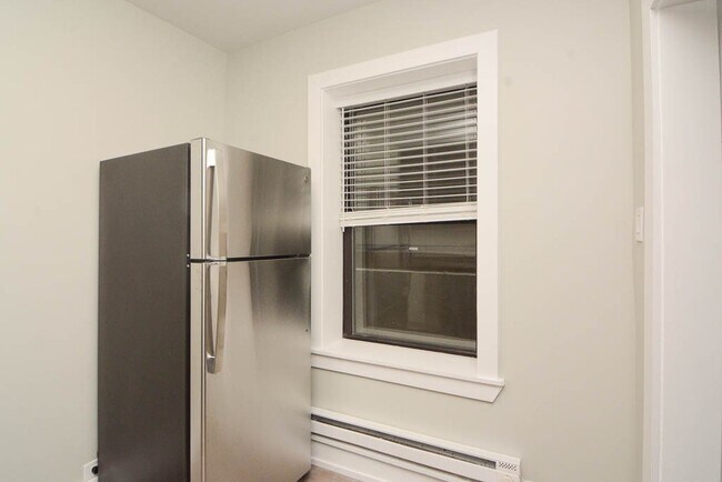 Building Photo - 1352 N Dearborn St