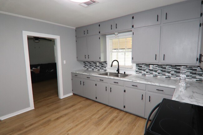 Foto del edificio - 3528 Raven St