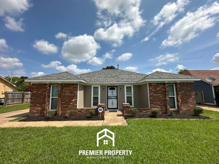 Charming 3BR/2BA Near Southwind | High Vaulted Ceilings, Hardwood Floors & Fireplace - Charming 3BR/2BA Near Southwind | High Vaulted Ceilings, Hardwood Floors & Fireplace