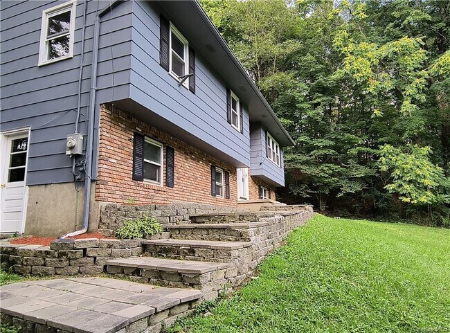 Building Photo - 371 Rossway Rd