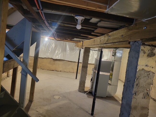 Building Photo - 1609 Center St
