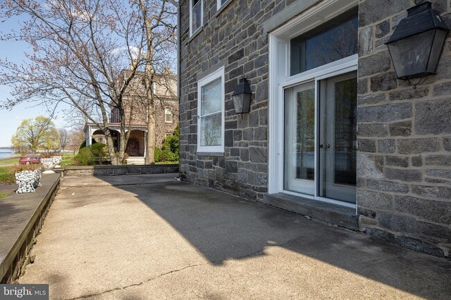 Building Photo - 109 Bank Ave
