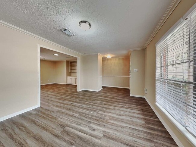 Building Photo - 4707 Lost Oak Dr