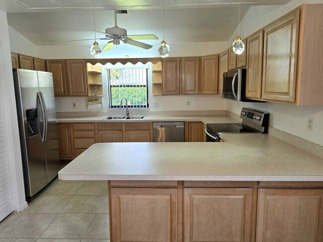 Building Photo - 2511 N Orangewood St