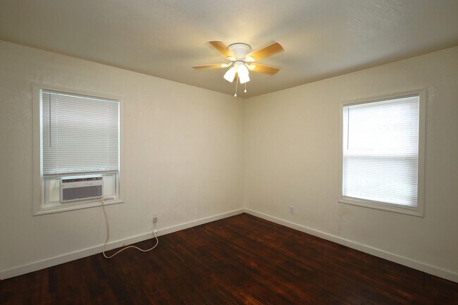 Foto del edificio - 1705 Clover Dr