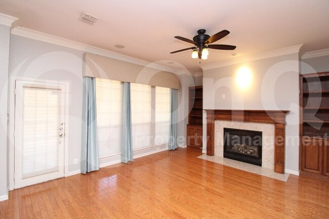 Building Photo - 1418 Greenbriar Dr