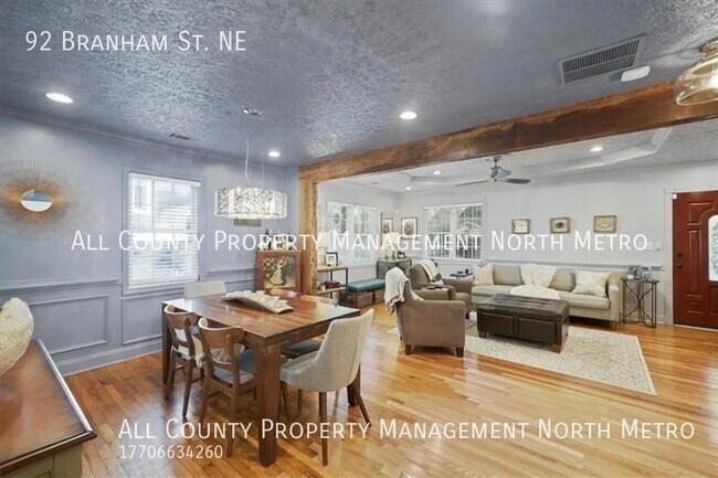 Foto del edificio - Updated Bungalow in Sought After Kirkwood