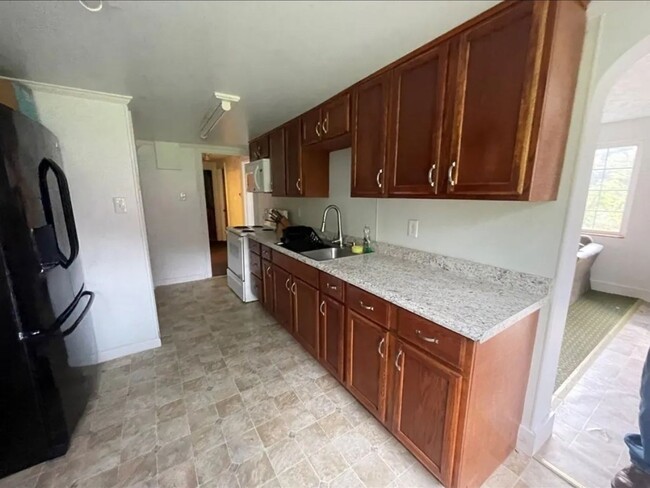 Building Photo - 4 Bedroom Duplex in Mullens