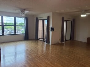 Building Photo - 2306 S Cypress Bend Dr