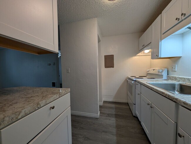 Foto del edificio - Updated 1-Bedroom, 1-Bath Apartment With On-site Laundry in Springfield!