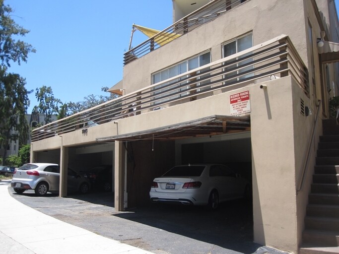 Building Photo - 11045 Strathmore Dr