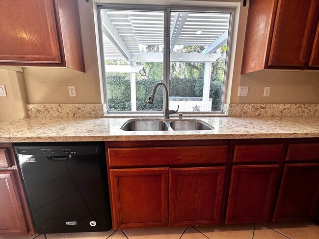 Building Photo - RARE 5 BEDROOMS in the BRIARWOOD Neighborh...