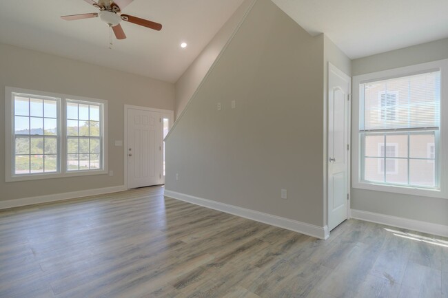 Building Photo - 405 Twisted Oak Drive | 3 Bed 2 Bath End U...