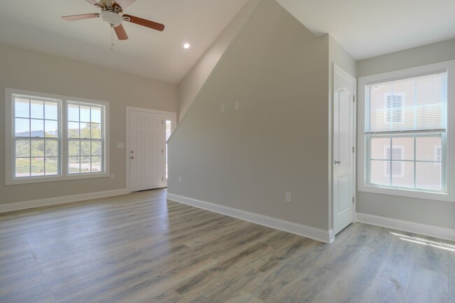 Building Photo - Oak Tree Townhome|3 bed, 2 bath| July 14th