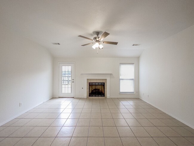 Building Photo - Gorgeous 3 Bed/2 Bath/2-Car Garage in Gree...