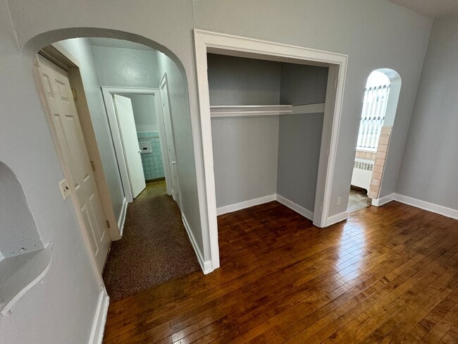 Building Photo - Large one room efficiency with large kitchen