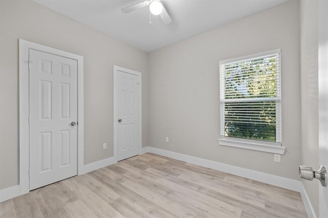 Foto del edificio - 1026 Clinton Park St