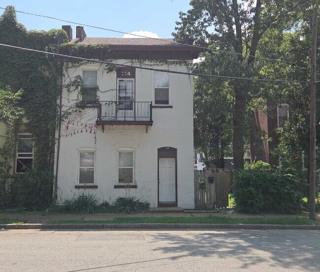 Foto del edificio - "Charming 1-Bedroom FIRST FLOOR Duplex in St. Louis City- Your Spacious 850 sq. ft. Retreat Await...