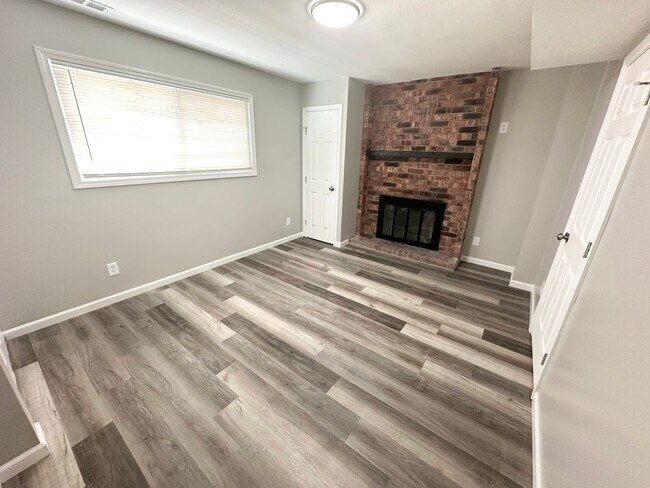 Building Photo - Cozy & Comfortable Condo!